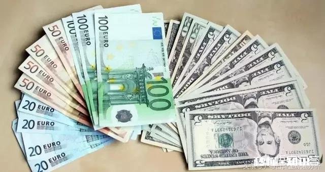 奶奶收了人家给小孩的压岁钱。妈妈有意见，认为奶奶收的应该给妈妈保管。你怎么看