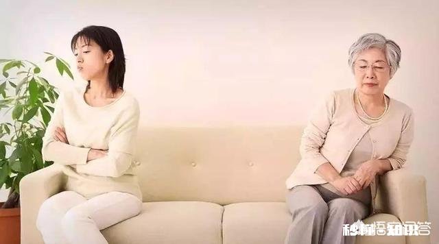 奶奶收了人家给小孩的压岁钱。妈妈有意见，认为奶奶收的应该给妈妈保管。你怎么看