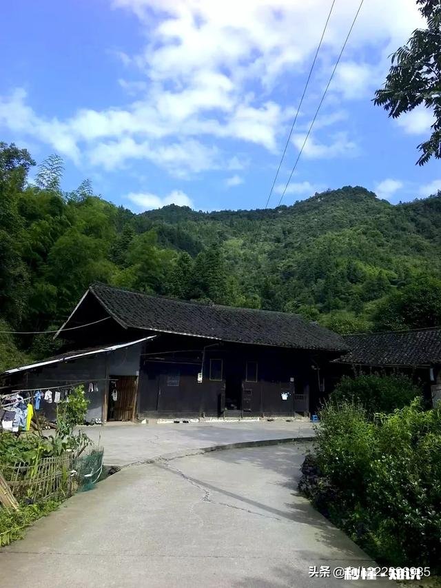 上班马上要迟到了,有个外地老人问路,你会帮助老人而迟到吗