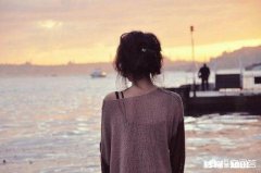 女生在群里和自己聊天很聊得来，私聊一直不怎么回话且她有男朋友，她到底是怎么想的