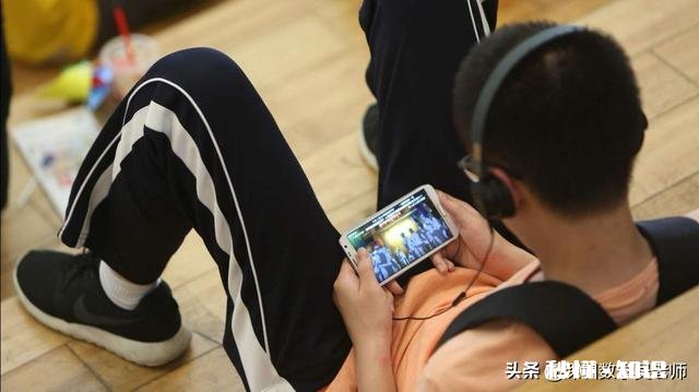 放假了,孩子老是打王者荣耀。我该怎么办