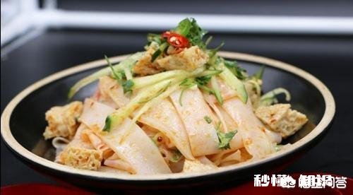 如果你的朋友来拜访你，你选择在家做饭招待还是去饭店