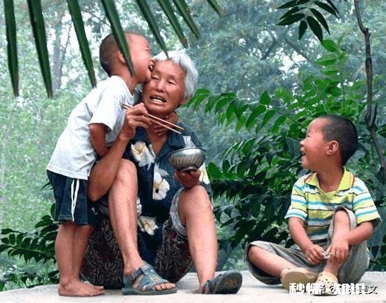 带娃问题是，妈妈带娃和婆婆带娃，前者相对问题比较少，为什么