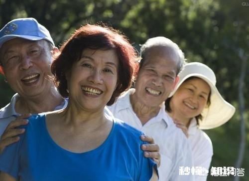 老婆没有正式工作，自己买保险，是买社保好还是商业险好