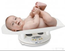 婴儿50天晚上哭闹是猛涨期吗