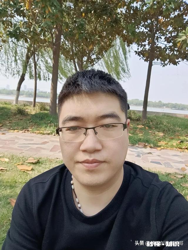 现在徒步的,自驾的,开房车做自媒体出名的为啥左撇子那么多