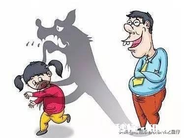 二年级的孩子在教室里当着女同学的面脱裤子，作为班上女生的妈妈应该跟老师说出担心吗