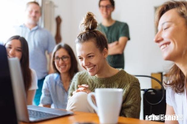 我有听力问题,带助听器勉强能和人交流,但我很在意别人眼光,感觉好累,我该怎么克服