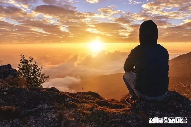 我有听力问题,带助听器勉强能和人交流,但我很在意别人眼光,感觉好累,我该怎么克服