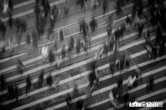 我有听力问题,带助听器勉强能和人交流,但我很在意别人眼光,感觉好累,我该怎么克服