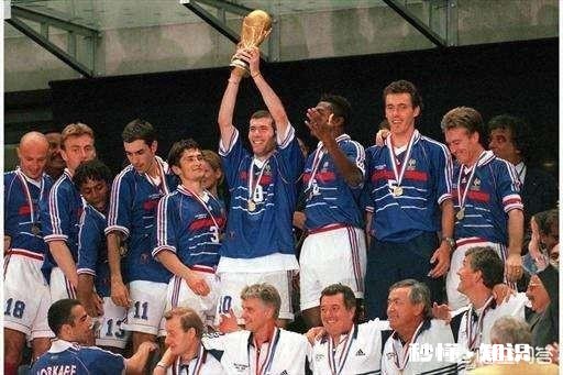 齐达内如果欧冠三连冠，与贝肯鲍尔哪个历史地位高