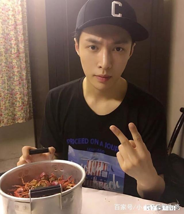 喜欢的女孩子喜欢张艺兴，我该送她什么做生日礼物