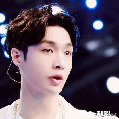 喜欢的女孩子喜欢张艺兴，我该送她什么做生日礼物