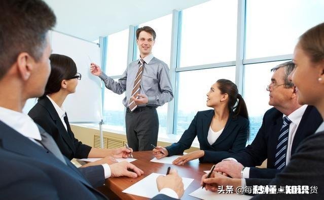 同事只在老板面前卖力干，老板不在偷奸耍滑，这样的人怎么相处