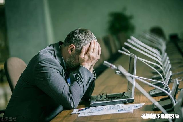 同事只在老板面前卖力干，老板不在偷奸耍滑，这样的人怎么相处