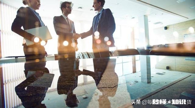 同事只在老板面前卖力干，老板不在偷奸耍滑，这样的人怎么相处