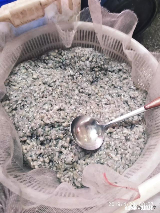 小时候最喜欢吃白糖拌饭、猪油拌饭，表哥喜欢味精拌饭，有的人喜欢酱油拌饭，你们呢