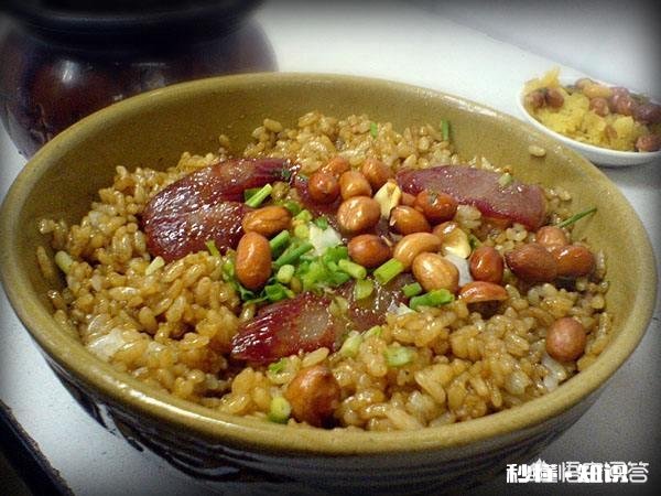 小时候最喜欢吃白糖拌饭、猪油拌饭，表哥喜欢味精拌饭，有的人喜欢酱油拌饭，你们呢