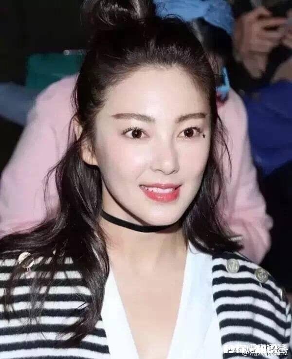 后脑勺扁平的女孩子怎么梳出漂亮的马尾或者小辫子