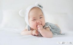 婴儿喜欢吃手