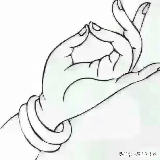 我们夫妻异地，发现老婆和同事走的很近，自家私事也给他说，该怎么处理