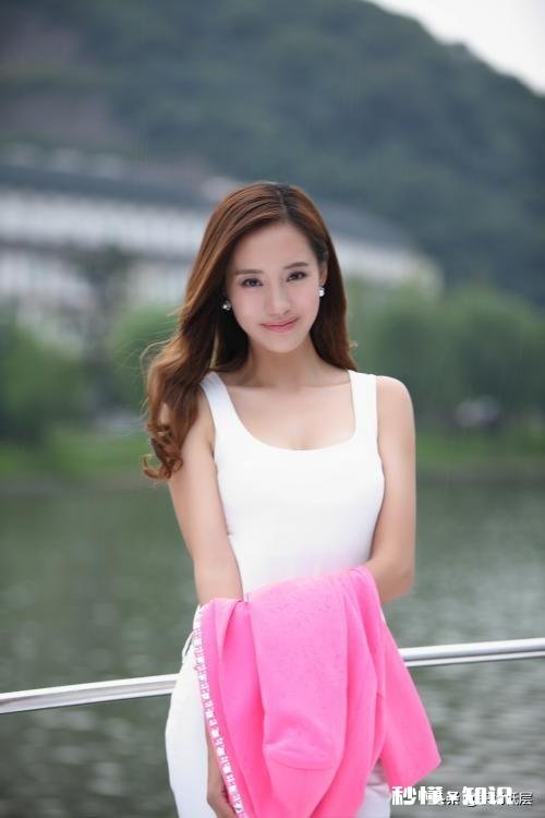 单位里关系户很多，她们能力还不如我，为什么男领导公然偏袒她们。排挤我