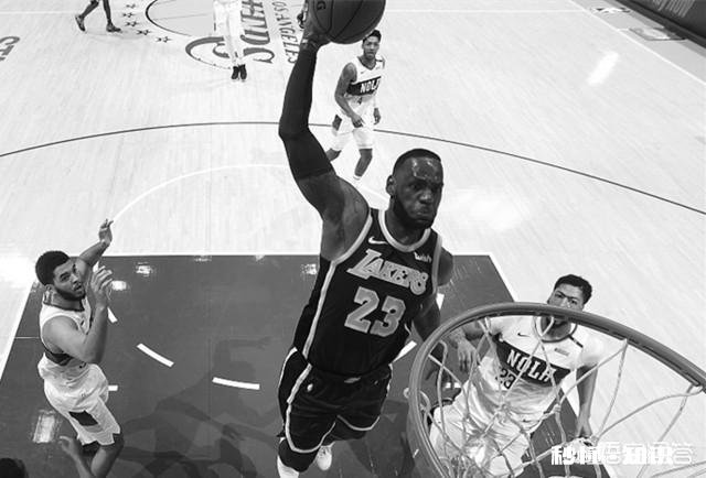 勒布朗詹姆斯现在的水平带湖人，跟科比相同年龄带湖人比谁强谁弱