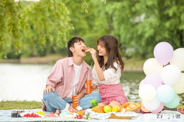 异地恋，男朋友来找我玩，该不该和他在外面住