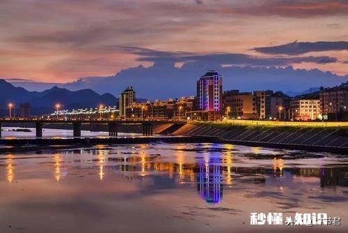 遇到一把手领导开会经常私自接电话外出多次，你怎么做