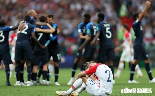 克罗地亚拿到亚军后，卡利尼奇拒绝接受球队授予的奖牌，你怎么看