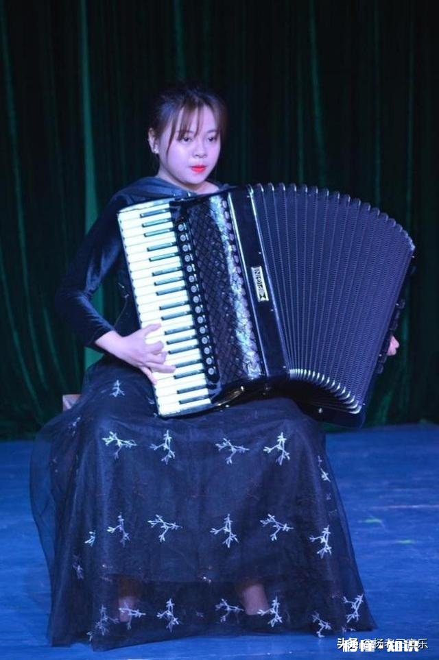 手风琴，钢琴比较，哪个容易学