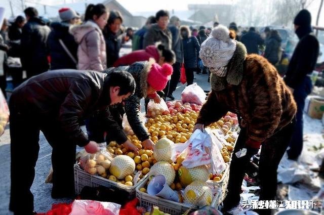 农民冬闲时节，想摆地摊赚个零花钱，卖什么好呢