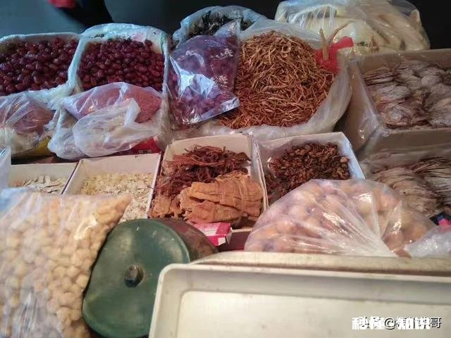 农民冬闲时节，想摆地摊赚个零花钱，卖什么好呢