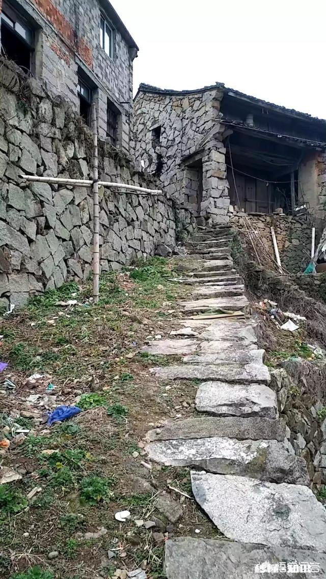 如今农村人的生活比以前好了，而人之间的人情味却淡了，人之间关系也淡了。为啥啊