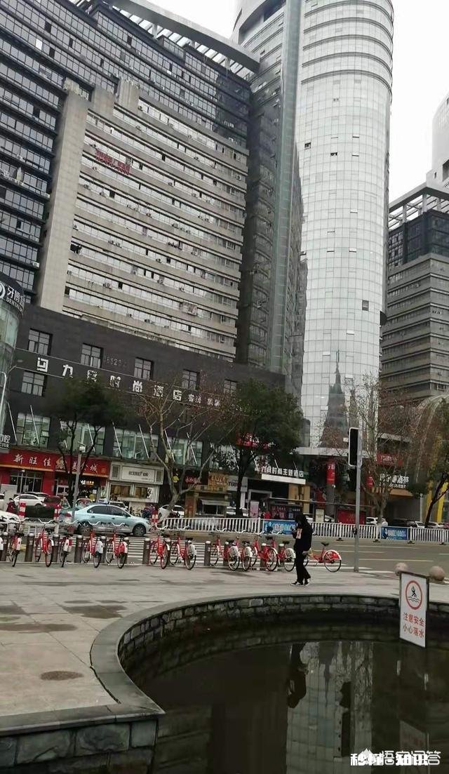 如今农村人的生活比以前好了，而人之间的人情味却淡了，人之间关系也淡了。为啥啊