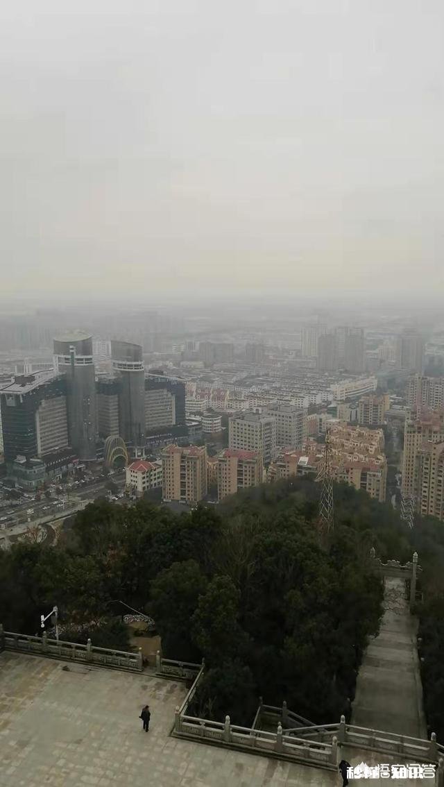 如今农村人的生活比以前好了，而人之间的人情味却淡了，人之间关系也淡了。为啥啊