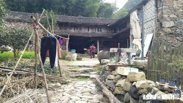 如今农村人的生活比以前好了，而人之间的人情味却淡了，人之间关系也淡了。为啥啊