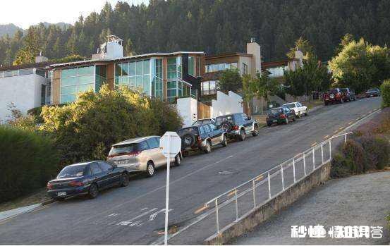 国外“歪着”停，国内“回正”停，怎样才是正确的停车方式