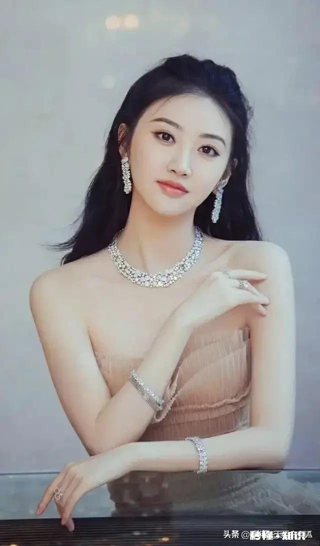 女朋友和另一个男生出去玩，那个男生有女朋友，合适吗