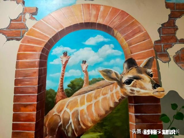 女朋友和另一个男生出去玩，那个男生有女朋友，合适吗