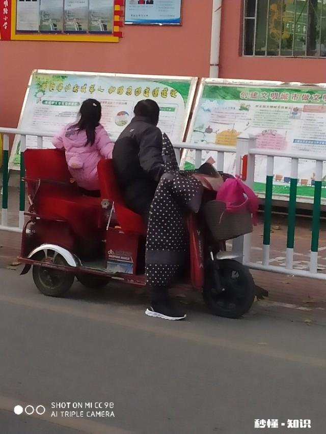 想问用什么车送两个小孩上学