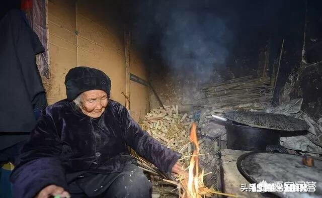 故事：女朋友要求在她的城市全款买一套房，再给彩礼36万，抛弃母亲和她结婚，怎么办