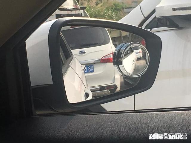 乡间小路曲折难行,转弯处新手司机如何运用技巧规避两侧山体或深沟