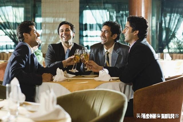 同事离职请吃饭，唯独不叫我，我该如何对待