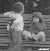 男朋友和他一个男同事带两个女孩子出去看电影，我应该生气吗