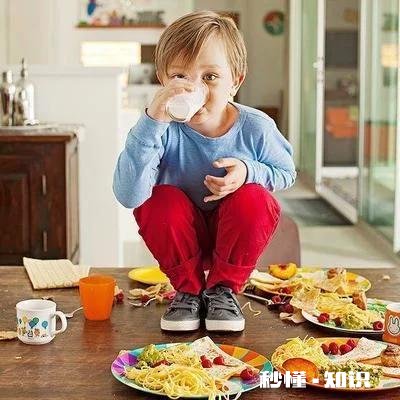 有人说饭桌上的教养决定孩子将来的生活，这句话对吗