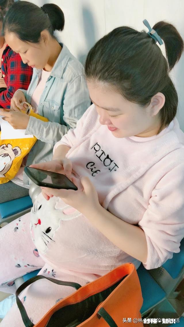 睡觉时总喜欢躺着玩会手机，这样对身体好吗