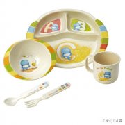 想给孩子买套餐具，哪种的好