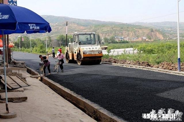 公路是农村发展致富的基础，那么将来的农村公路养护怎么做好