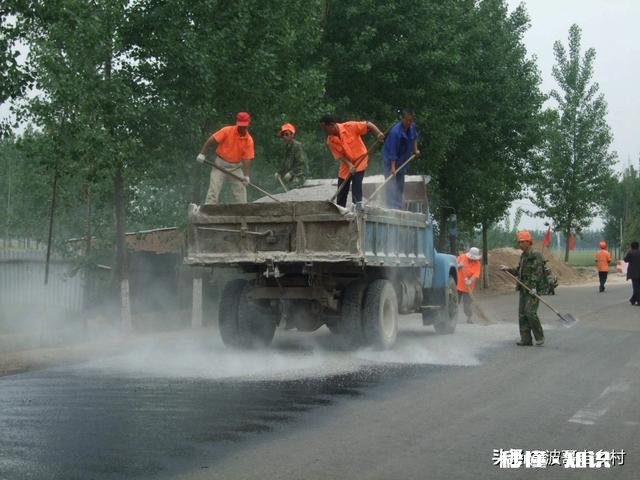 公路是农村发展致富的基础，那么将来的农村公路养护怎么做好